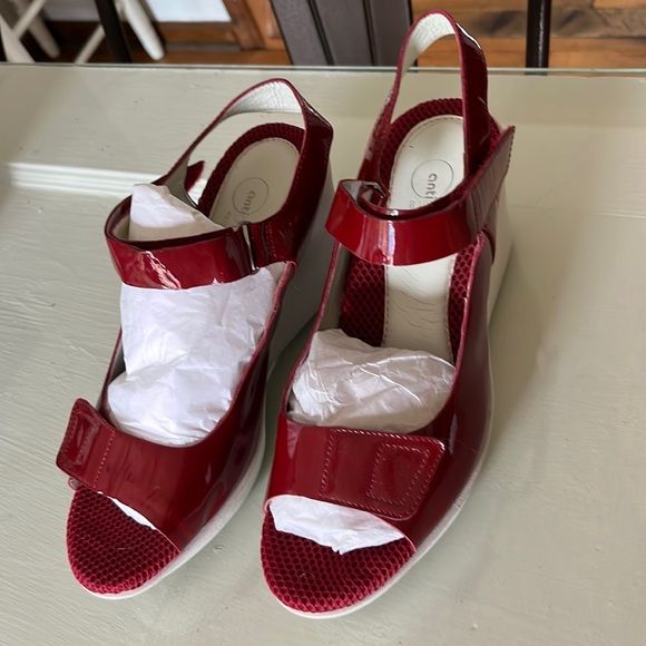 Easy spirit Shoes - NWOT Easy spirit size 7.5 W antigravity sandals